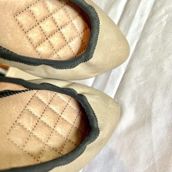 Vince Camuto Size 6 Jemilla Ballet Flat Beige Tan Nude Embossed Leather Shoes - Picture 14 of 15